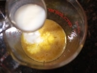 卵を溶きほぐし、砂糖、牛乳の順に加え、その都度よく混ぜます。