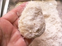 小麦粉をつけながら、今回は洋ナシの形に成形する。小麦粉は薄く満遍なくまぶしつける。<br />