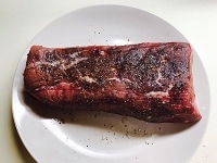 肉は常温に戻しておきます。塩とブラックペッパーを肉全体によくすり込みます。<br />
