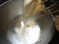 白身にグラニュー糖40gを2～3回に分けて加え、ハンドミキサーの中速～高速で撹拌し、角がピンと立ったメレンゲを作ります。