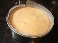 オーブンペーパーを敷いたケーキ型に流し入れ、150℃に余熱しておいたオーブンで約40分焼きます。<br />
<br />
焼き上がったらあら熱を取り、冷蔵庫で保存します。お好みでカカオパウダー（分量外）をふって、お召しあがりください。