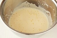 ボウルに卵を割り入れ、砂糖を加えてハンドミキサー等で泡立てる。