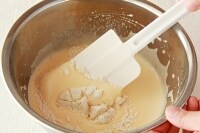 ホットケーキミックスを1にふるい入れ、よく混ぜ、牛乳を加えて混ぜる。