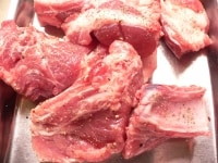 肉に塩コショウをもみ込む。<br />
<br />
にんじんとじゃがいもは皮をむいて、10等分に切る。