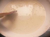 フライパンに水（分量内）を入れ、鍋肌についた旨味を洗い落として煮込み鍋にあけ、残りの水を入れる。
