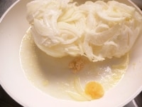 生姜とニンニクと、凍ったままのたまねぎをバターで炒める。