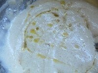 薄力粉を広げて入れ、ボウルを回しながら、ゴムベラでさっくりと混ぜ合わせる。<br />
<br />
40℃前後の溶かしバターを回し入れ、ボウルの底をすくうように混ぜて、全体をなじませる。<br />