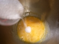 室温に戻した卵を溶きほぐし、グラニュー糖(80g)を加えます。
<div class="grammarly-disable-indicator">&nbsp;</div>
&nbsp;