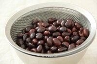 黒豆は汁気を切ってサッと水洗いし、ザルにあげる。<br />
<br />
たまねぎは薄切りに、ベーコンは細切りにする。<br />