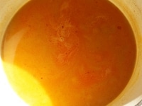 鍋にカレースープを入れて温めます。<br />
<br />
寒い時期は、ココナッツ等が固まっていますが、温めれば問題ありません。