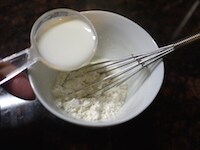 ホットケーキミックスをマグカップ(湯のみ)に入れ、牛乳を加え、よく混ぜます。 <br />