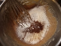 薄力粉、ココアパウダー、塩を合わせてふるい、加えます。全体がなめらかになるまで泡立て器でよく混ぜます。