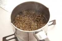 小鍋に湯を100cc沸かし、火を止めほうじ茶の茶葉を入れて蓋をして2分蒸らす。<br />