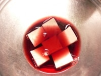豆腐チーズもどきを2cm角に切って、赤ワインに5時間ほど漬ける。<br />