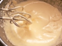 ボウルに卵とグラニュー糖を入れ、50℃ほどの湯せんにかけて泡立てる。人肌に温まったら湯せんを外し、更にしっかり泡立てる。<br />
<br />
薄力粉を広げ入れ、さっくり混ぜる。<br />