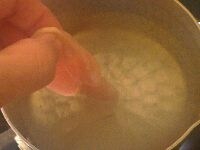 鍋に水を入れて火にかけ、沸騰したら酒を入れ、ササミを入れてゆでて取り出し、手で粗く裂く。ゆで汁はみそ汁に使うので取っておく。