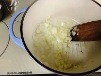鍋にオリーブ油とニンニクを入れ中火にかけます。ニンニクを炒め香りがしたら、たまねぎを加えよく炒めます。