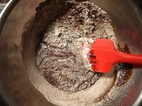 薄力粉とカカオパウダーを合わせてふるい、粉っぽさがなくなるまでゴムベラでよく混ぜます。