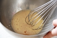 ボウルに全卵を入れて泡だて器で混ぜながら湯せんにかけ、人肌に温める。グラニュー糖、はちみつを一度に入れて泡だて器で混ぜる。