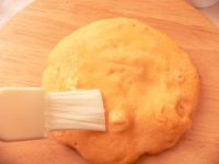小さい耐熱容器に砂糖と水を入れてレンジにかけて溶かし、キルシュを混ぜる。パンケーキの片面にシロップを塗る。<br />