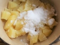 鍋に小さく切ったパイナップルと砂糖、塩を入れ、中火にかけます。 &nbsp;