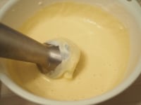 ボウルにクリームチーズを入れてブレンダー（またはホイッパー）でやわらかくなるまで練る。豆腐、卵、砂糖の順に加え、その都度よく混ぜる。