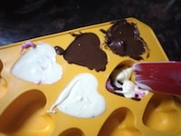 溶かしたチョコレートとホワイトチョコレートを、スプーンなどですくって、型に入れます。お好みの模様になるように、交互に入れましょう。<br />
<br />
冷蔵庫で冷やし、固まったらできあがりです。