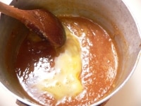 味噌がつや良く煮えたら、溶き卵を入れて、混ぜながら煮る。<br />