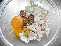 容器に納豆、長ネギ、ササミ、卵黄、辛子を入れる。