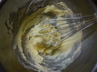 バターと卵を室温に戻しておきます。バターが白っぽいクリーム状になるまで泡立て器で混ぜたら、グラニュー糖を加え、さらにザラザラがなくなるまで、よく混ぜます。
