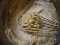 薄力粉、ベーキングパウダー、シナモンを合わせてふるい、3回に分けて、加えます。初回は泡立て器で混ぜ、2回目はゴムベラでさっくりと切るように、粉っぽさがなくなるまで混ぜます。