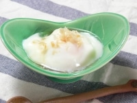 温泉卵をスプーン等ですくって器に入れ、鶏節と白だしをかける。<br />