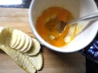 バナナの半量をマグカップに入れ、フォークでマッシュ状になるまでつぶします。<br />
<br />
半量のバナナはスライスしておきます。<br />
<br />
卵とサラダ油を加え、全体がなめらかに均一になるまでよく混ぜます。