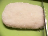 余計な片栗粉を払って、切り分ける。包丁の代わりにキッチンバサミを使うと切りやすい。<br />