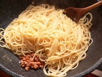 湯を切ったスパゲッティを入れてからめ、残りの長ねぎを入れて軽く混ぜる。<br />