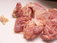 鶏肉は、余分な脂を取り除き、厚い部分を開いてスジを切り、大きめの一口サイズに切ってボウルに入れる。<br />