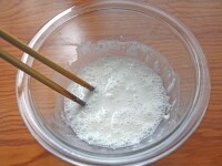 小麦粉と片栗粉をボウルに入れてよく混ぜ合わせたら、水を少しずつ加えて、菜箸でかき混ぜて衣を作ります。