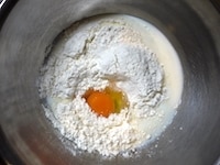ボウルにホットケーキミックス、卵、牛乳を入れ、滑らかになるまで泡立て器でよく混ぜます。