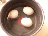 鍋に、卵がすっぽり隠れるくらいの水と、水からゆでる卵3コ(A、B、C)を入れてゆで始める。<br />
