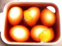 冷蔵卵を熱湯に入れて5分30秒ゆでて冷やして殻をむき、レモンの皮少々と共に、<a href="https://allabout.co.jp/gm/gc/464739/">めんつゆ</a>に漬けて一晩冷蔵庫。<br />
<br />
■詳しいレシピはこちら<br />
「<a href="https://allabout.co.jp/gm/gc/7182/">めんつゆで簡単！煮卵</a>」<br />
