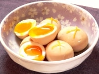 麺類や白いご飯にのせて食べたい、黄身がとろとろの煮卵。<br />
<br />
※黄身を固めにしたい場合は7分ゆでる。<br />