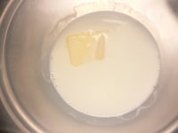 牛乳をレンジで加熱し、バターを入れる