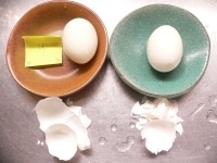 冷蔵卵を、水からゆでたものと、沸騰湯に入れてゆでたものを3分冷やして、剥き比べ。<br />
<br />
同じように見えるが&hellip;&hellip;<br />