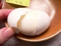 <b>湯からゆでた卵</b>の方が、殻がすっぽりとむける。
