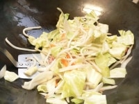 中華鍋(またはフライパン)を熱し、油を大さじ1入れる。豚肉を軽く炒め、野菜を入れて炒める。全体に油がまわったらバットに取り出す。<br />