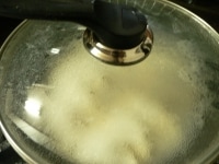 フライパンを熱して油をひき、餃子を並べて焼き、湯を回し入れて蓋をして蒸し焼きにし、水分が蒸発したらごま油を回し入れて、パリッと焼く。<br />
<br />
■詳しい焼き方は<a href="https://allabout.co.jp/gm/gc/462923/">こちら</a><br />