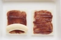 食パンにこしあんを塗り、皮を剥いたバナナを置いて、ウインナー同様に巻いていきます。<br />
あんこの水分が多いようであれば、バターなどを塗って油分でコーティングすると、ベチャッとしなくてよいでしょう。<br />
<br />
また、バナナが曲がっていて巻きにくい場合は、曲がっている内側部分に1cm程の切れ目を数本入れると、巻いた後に形をまっすぐに整えやすいかと思います。<br />
<br />