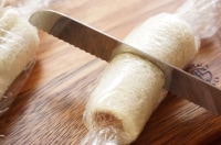 切るときはラップの上から、よく切れるパン切り包丁を使うとよいでしょう。<br />
<br />
ラップの切れ端がパンに入ってしまわないように、注意してくださいね。<br />