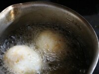 鍋に油を熱し、ゆで卵、鷹の爪を素揚げする。 &nbsp;