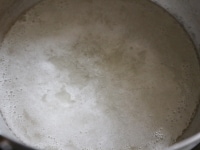 鍋に水と寒天(粉)を入れてよく混ぜ、沸騰したら弱火で2分、寒天を煮溶かします。 &nbsp;